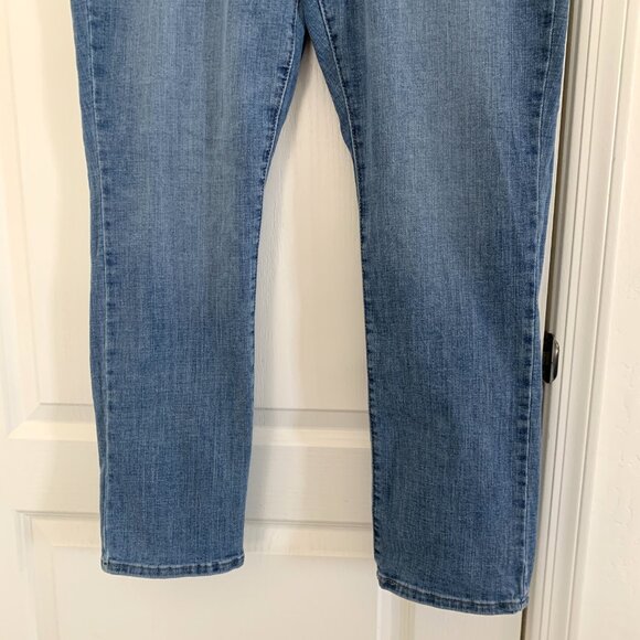 Levi’s Classic Straight Leg Jeans Slightly Distressed Mid Rise Blue Worn Once 16 - Picture 8 of 10
